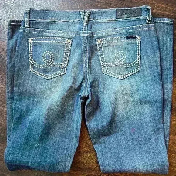SEVEN7 Slim Fit Heavy Stitched Women's Blue Jeans Size 8 Bedazzled Rivets - Picture 2 of 3